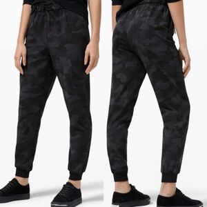 Lululemon on the fly jogger Luxtreme incognito camo gray size 6